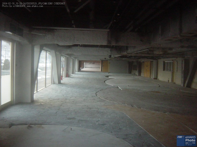 旧シーポートプラザの1階 2004年