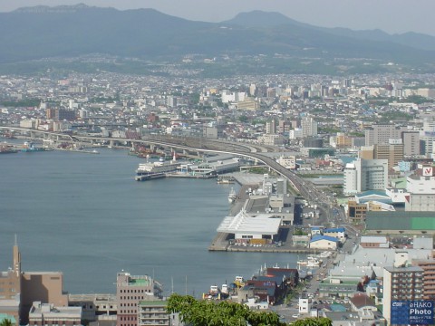 函館湾と摩周丸、旧シーポートプラザ付近・函館山昼景 2004年