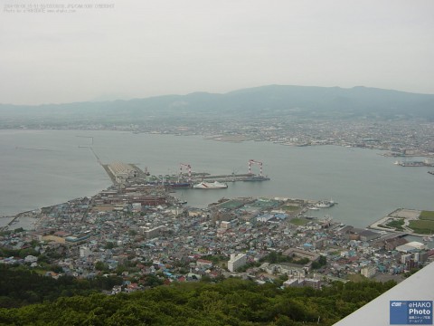 函館どっく、ゴライアスクレーンと函館湾・函館山昼景 2004年