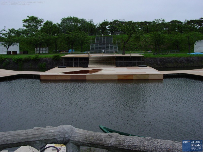 函館野外劇の水上舞台 2005年