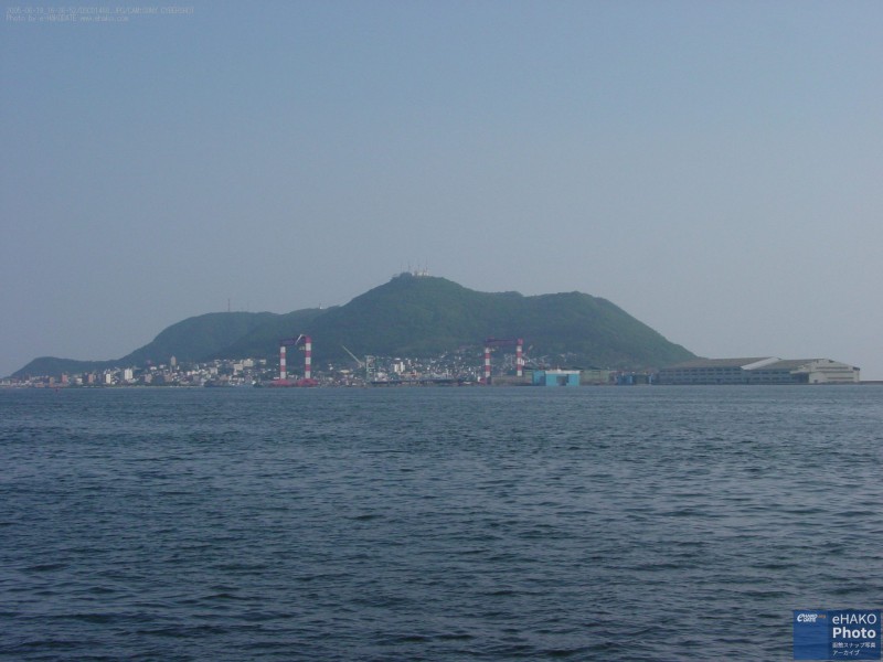 有川埠頭から函館湾と函館山、ゴライアスクレーン