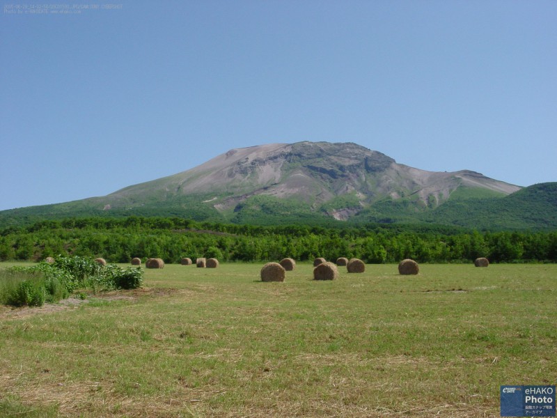 駒ケ岳と牧草ロール7