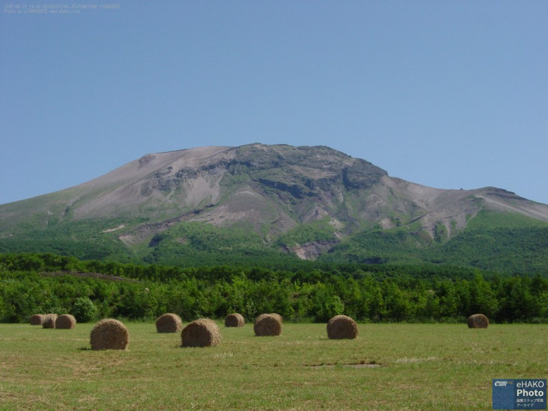 駒ケ岳と牧草ロール1