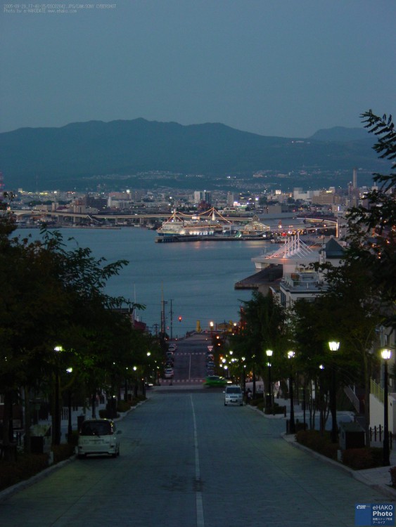 八幡坂夜景（日没後） 2005年9月