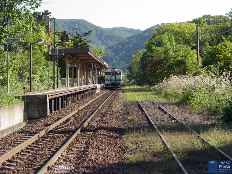 大沼公園駅のレールと汽車 2005年10月