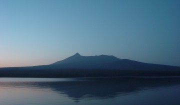 秋、日没直後の大沼と駒ケ岳 2005年10月