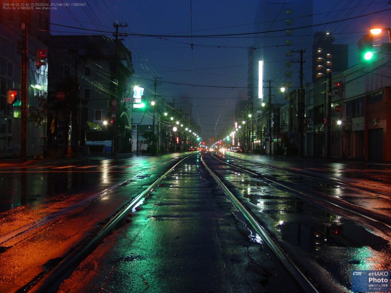 夜、雨上がりの本町電車通り