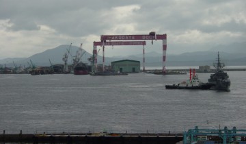 ゴライアスクレーンと函館湾の海自艦船 2006年7月