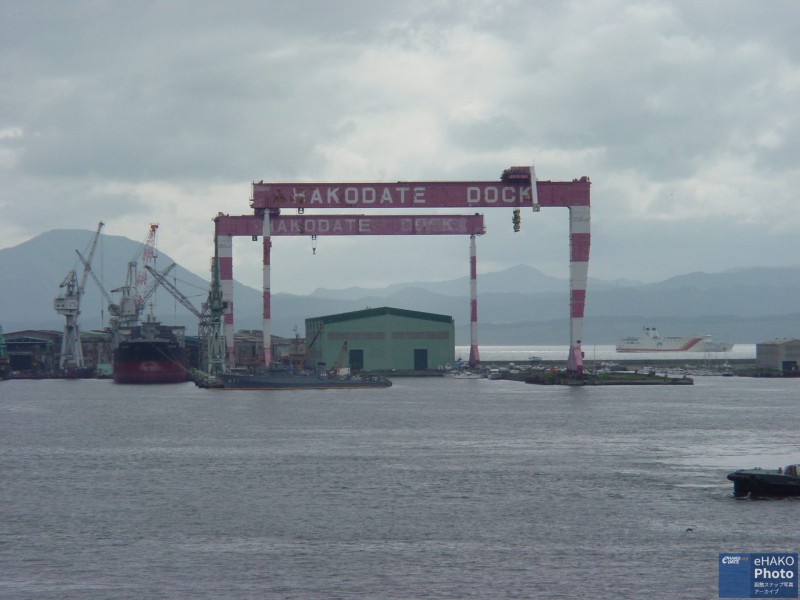 ゴライアスクレーンと函館湾の海自艦船 2006年7月
