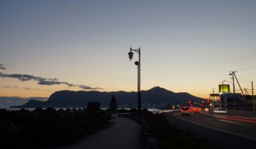 啄木小公園夕景 大森浜、漁火通り、函館山