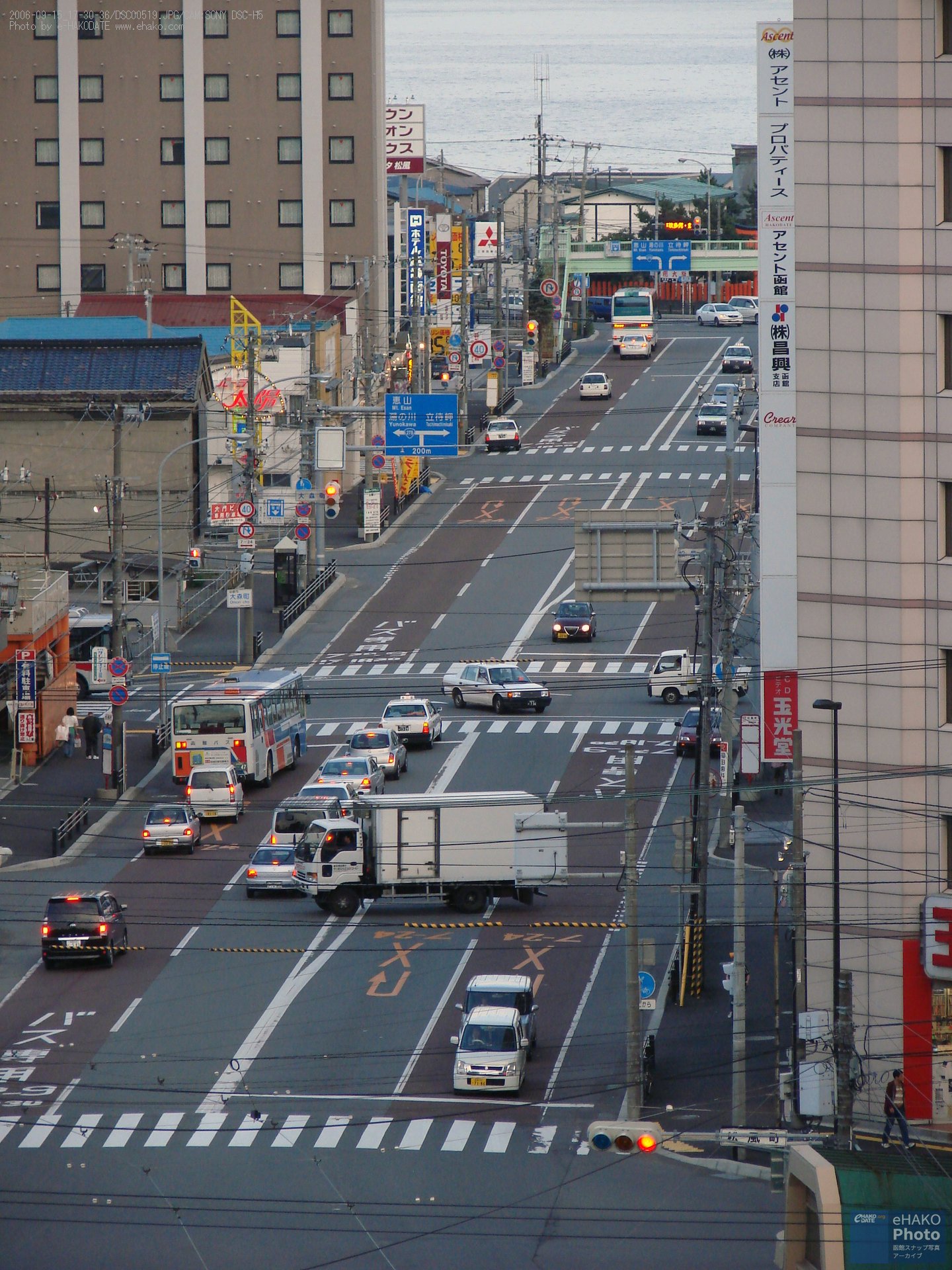 大門・JR函館駅前の夕暮れ風景、屋上から 2006年9月 – 函館スナップ 